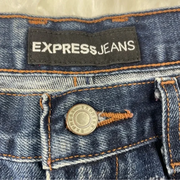 🔥Vtg EXPRESS Distressed Frayed Hem Jean Shorts High Waist Mid Wash Denim 3/4 - Picture 10 of 16
